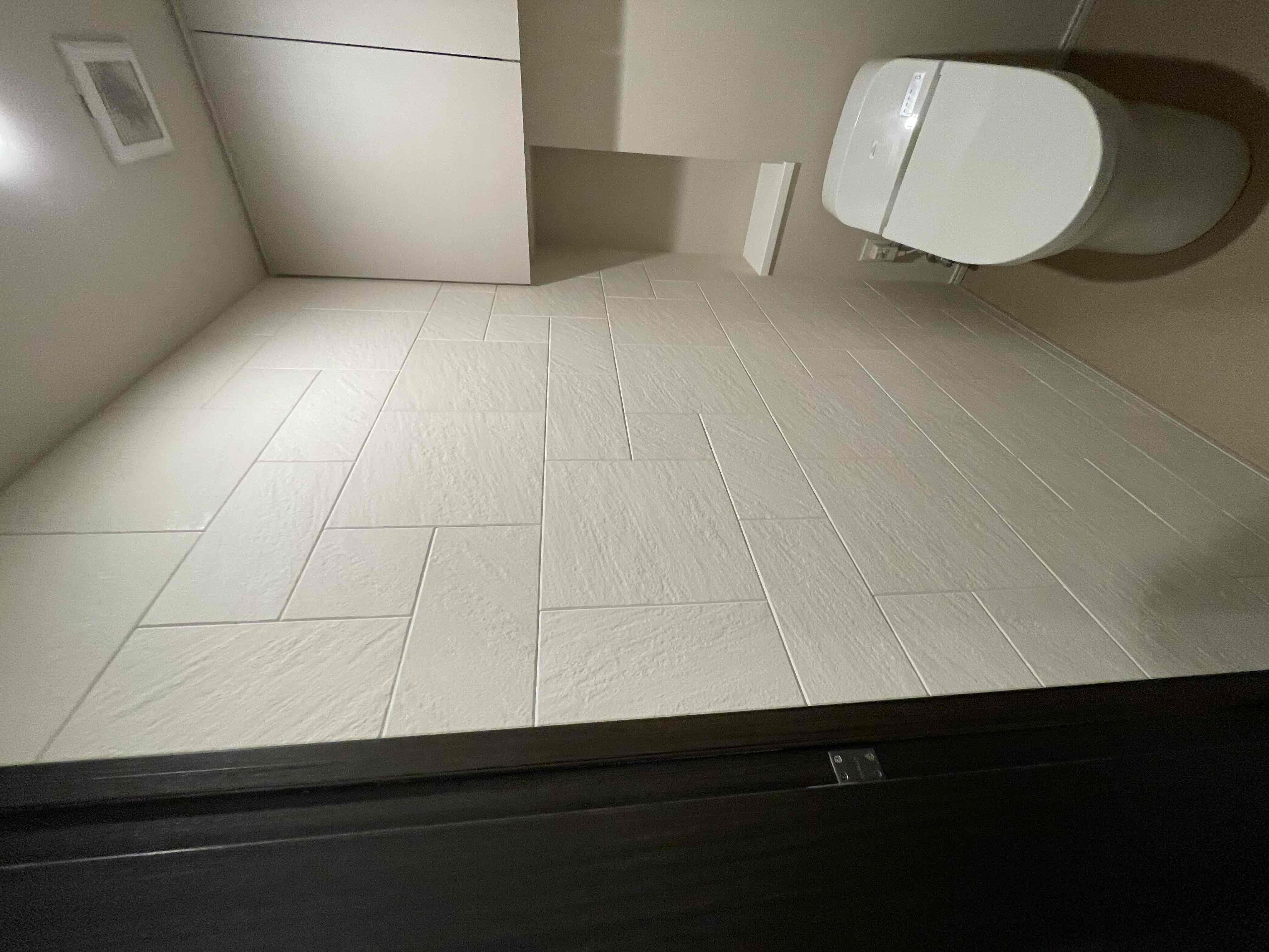 トイレにエコカラット、タイルを贅沢貼り – すけみつ