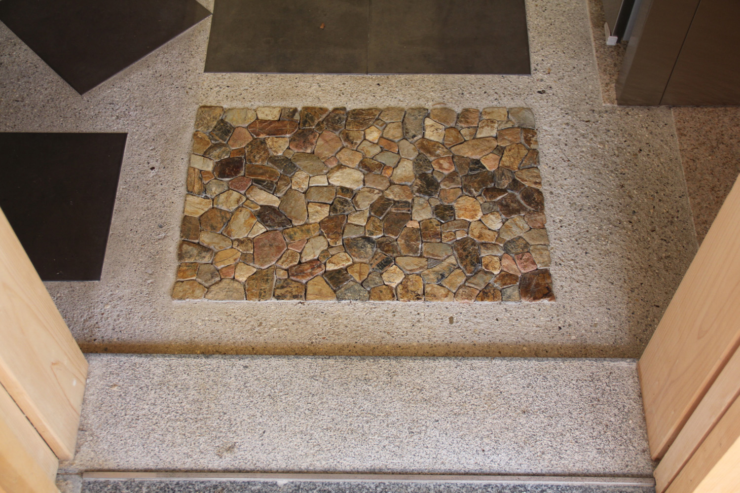 飛び石の置き方にはどんな種類が？庭づくりをお考えの方は必見