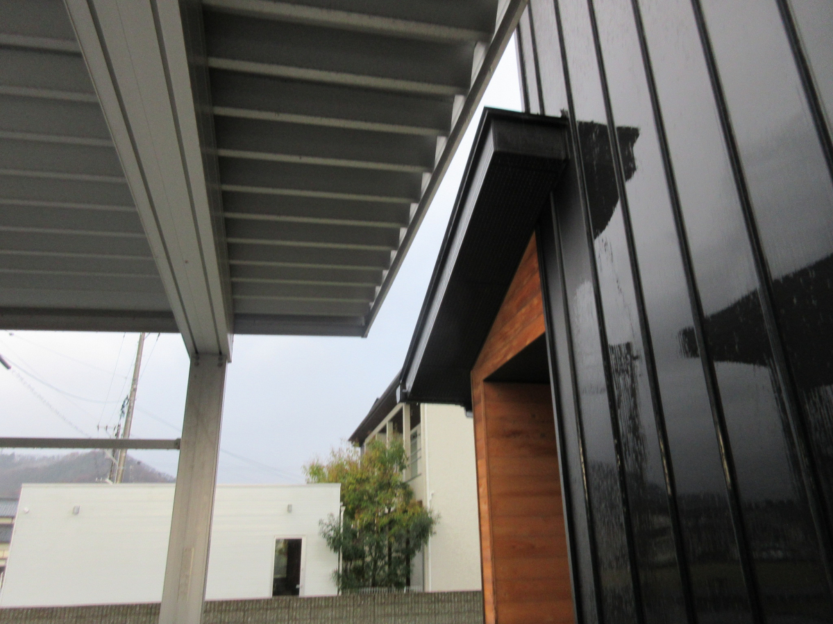 LIXILカースペース体験談カーポートから玄関までの屋根はつくれる？ 施工のポイントを解説