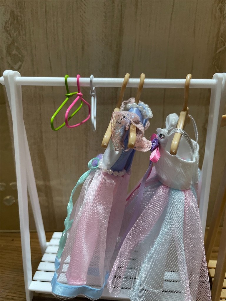 100均材料 簡単オシャレなドール用ハンガーラック&ハンガーの作り方 ミニチュア家具 アイアン調 How to make miniatureclothes rack for dolls - YouTube