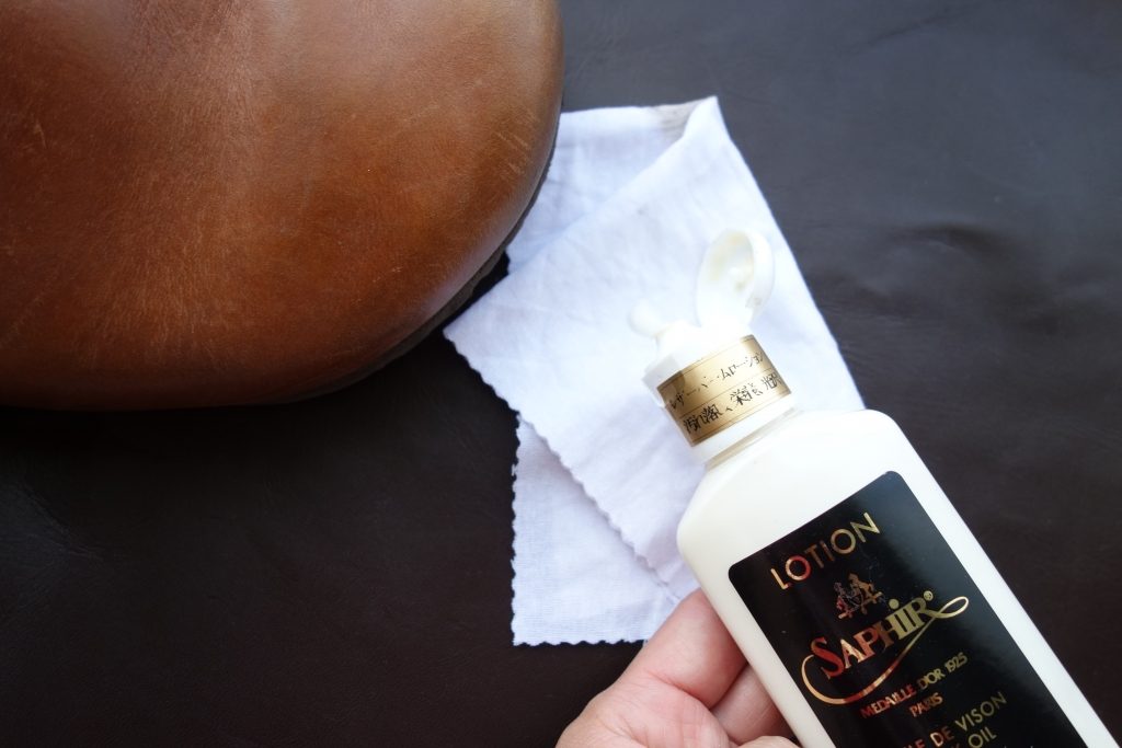 仕事用に購入したビルケンシュトック ロンドンもすぐに普段履きになりました🤣 履き心地良いですし、サンダル感覚で履けるので楽ちんです😎黒靴に黒クリームは面白く無いのでネイビークリームで手入れしているのでどのように変化するか楽しみです☺️メンズ