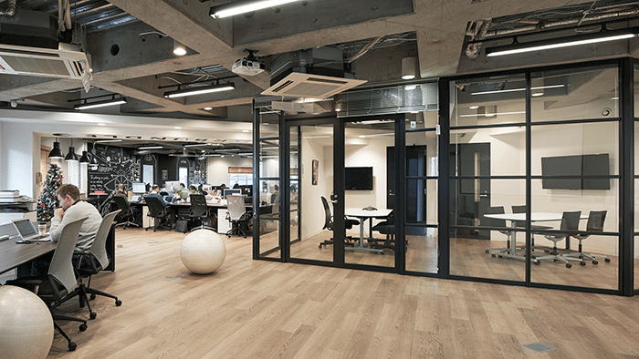 際立つ和モダンなエントランス 信頼感が湧く落ち着いたオフィスデザイン - オフィスデザインの株式会社ワーク