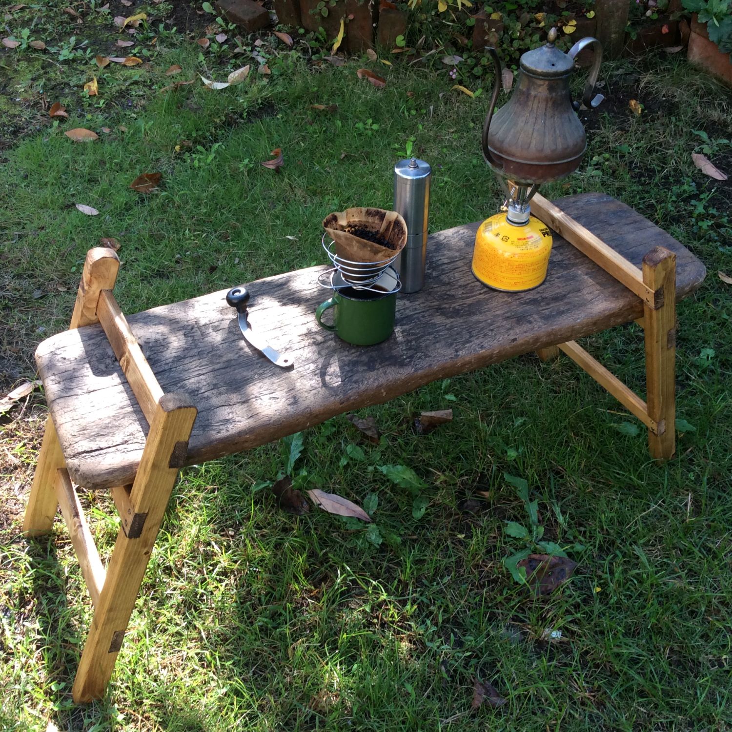 差し込み式で簡単。リアシートで使う 折りたたみテーブルを自作はじめちょろちょろ