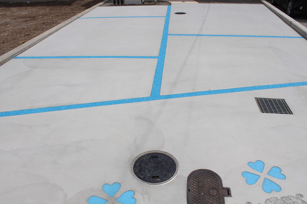 モルタル型枠で砂利駐車場をおしゃれにリメイク。 VOL.3目地を詰めれば完成編– セルフリノべの虎の巻