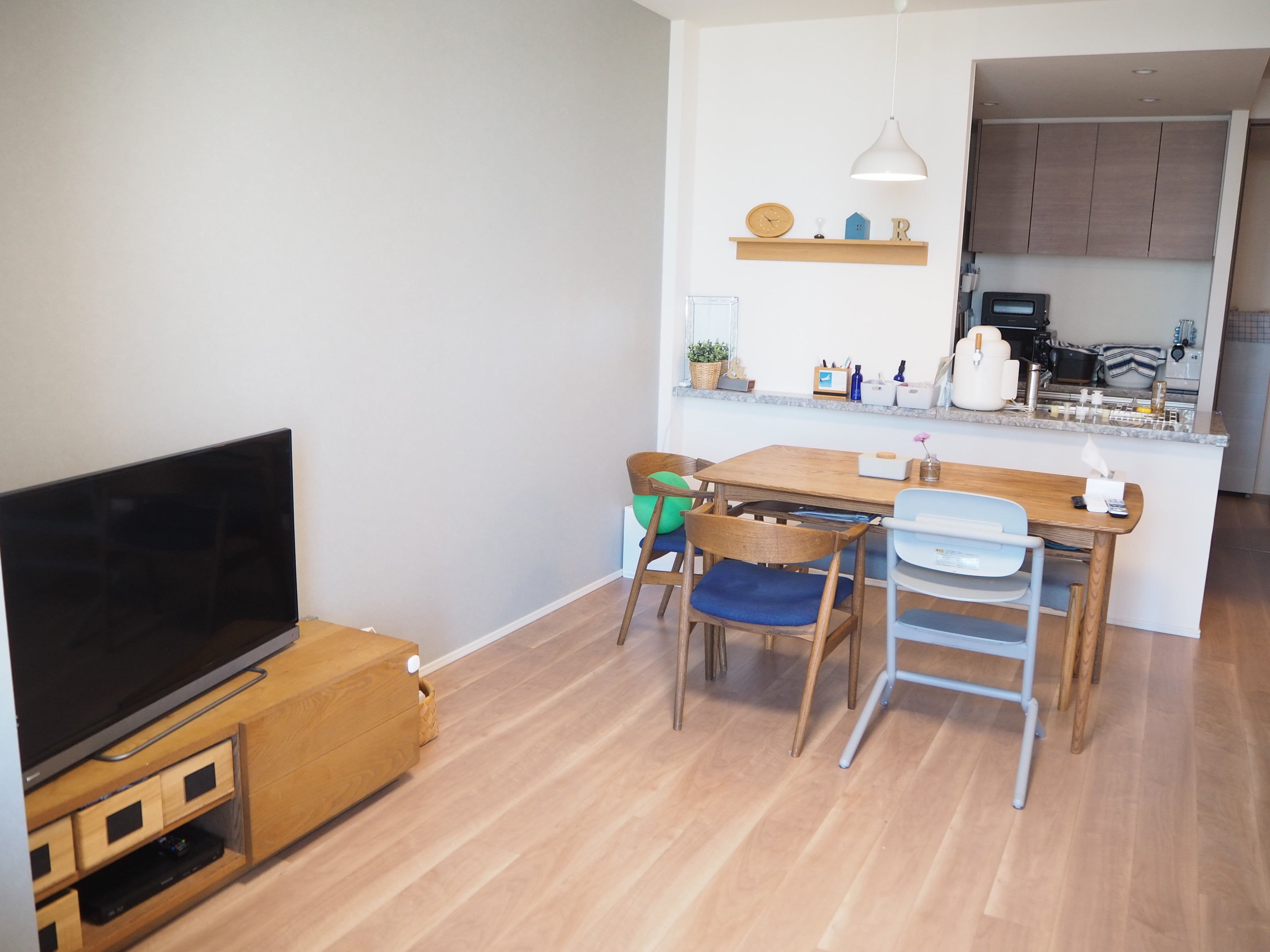 狭いリビング レイアウト」のアイデア 25 件狭いリビング レイアウト, リビング インテリア, インテリア 家具