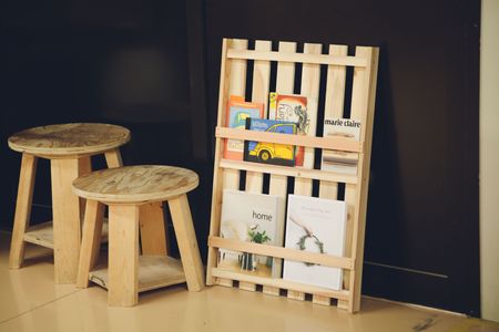 2つ折りスノコ立て看板 ウォルナット＆オーク ver. - 木工作家 工房ONSETminne byGMOペパボ 国内最大級のハンドメイド・手作り 通販サイト