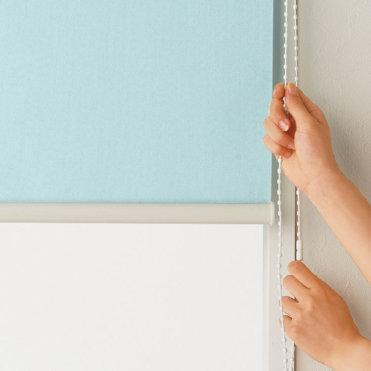 階段ロールスクリーン 今年も使ってます。 横部分はあいてる我が家でもかなり違いを感じます。 ロールスクリーンがないと2階からの冷気をすごく感じる。特にダイニングテーブルに座ってるとより感じます。 商品はストーリー、ハイライトからショップにいけます😊冷気