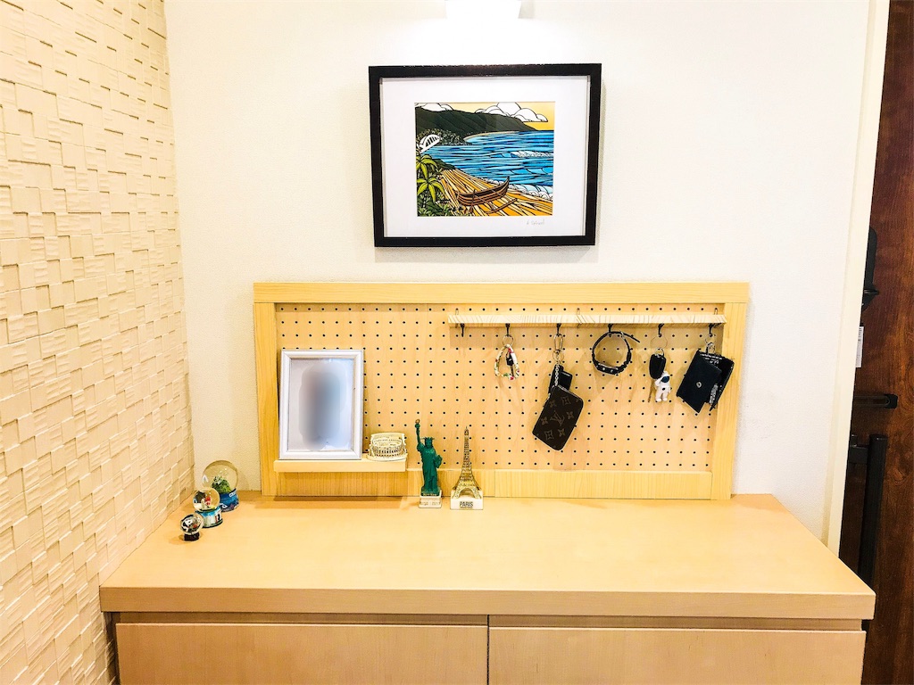 壁面に有孔ボードをとりつけてディスプレイも浮かす収納も実現！ - kitispace 固定概念にとらわれない居心地の良い空間の作り方