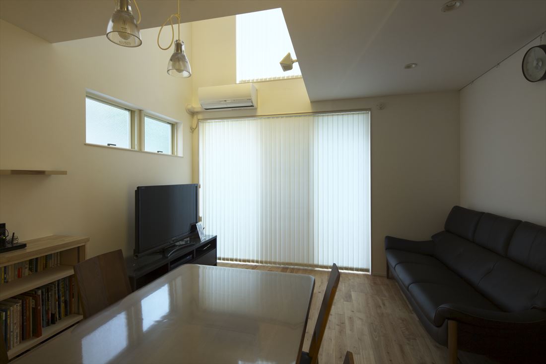 吹き抜けにすることで狭小地ながら広さも感じれるおしゃれな階段のあるLDK - 事例写真「狭小ガレージの家」注文住宅のハウスネットギャラリ