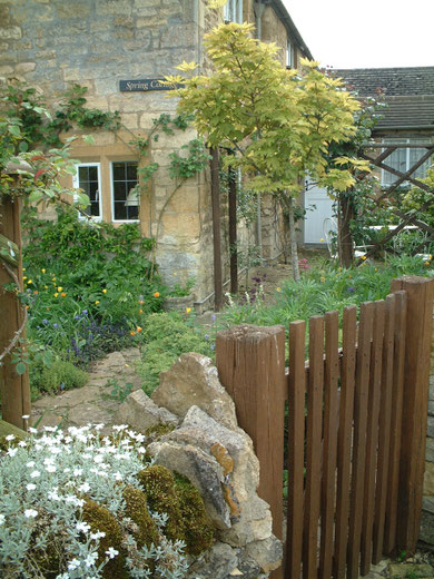 小田原市外構工事 人工芝 目隠しフェンスマイティウッドフェンス門扉事例紹介神奈川県のエクステリア・ガーデン工事・小田原市の外構工事ならK.エクステリアにお任せ！K.エクステリアは、小田原市を中心に神奈川県全域で外構・エクステリア・ガーデン工事を