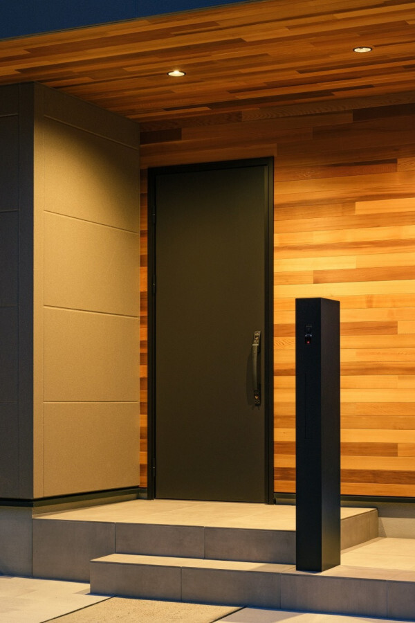 タイル壁がアクセントのおしゃれな玄関