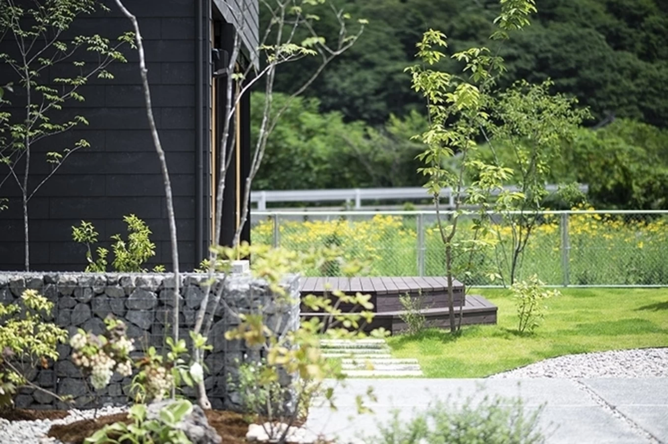 住宅街の庭実例 隣家の視線や日陰も解決！ おしゃれなプチロックガーデンを眺めるポーチ付きの庭GardenStoryガーデンストーリー