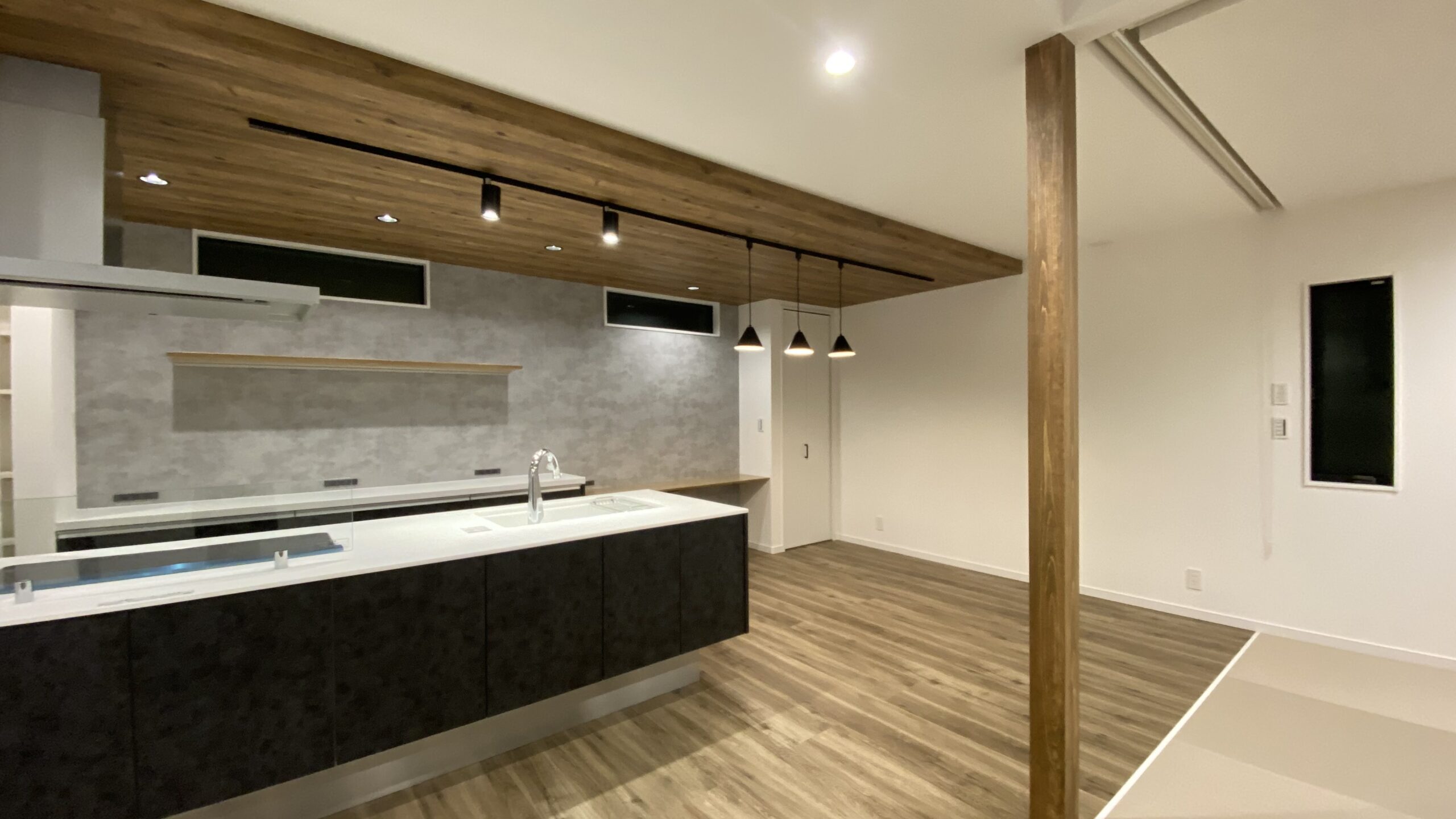 下がり天井からあふれる光が、ダイニング・キッチンをやさしく包みます。 インテリアはアースカラーを組み合わせて穏やかな雰囲気に仕上げています。————————————————— ▽Photoウィザースホーム浦和展示場 —————————————————ウィザースホームのInstagramでは 家づくり