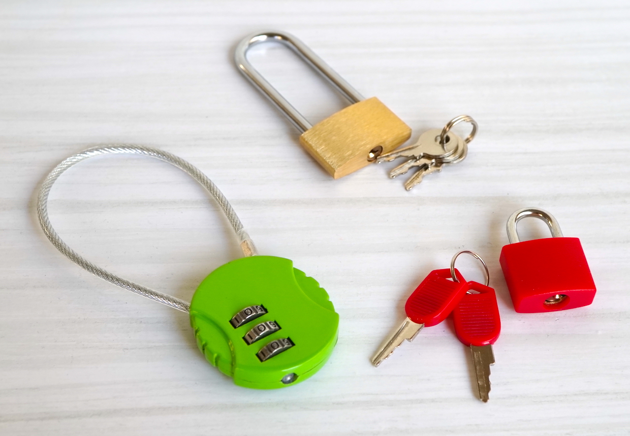 セリアとダイソーのアレ比較！﻿ ﻿ ﻿ ﻿ ﻿ 鍵がバッグの中で行方不明になるのを防ぐ﻿ キークリップ ﻿ ﻿ ﻿ ﻿帰宅した時に早く玄関ドアを開けたいのに﻿ バッグの中で行方不明になった鍵が﻿ なかなか見つからない 😂﻿ ﻿ ﻿ そんな悩みを解決してくれる﻿のがキークリップ