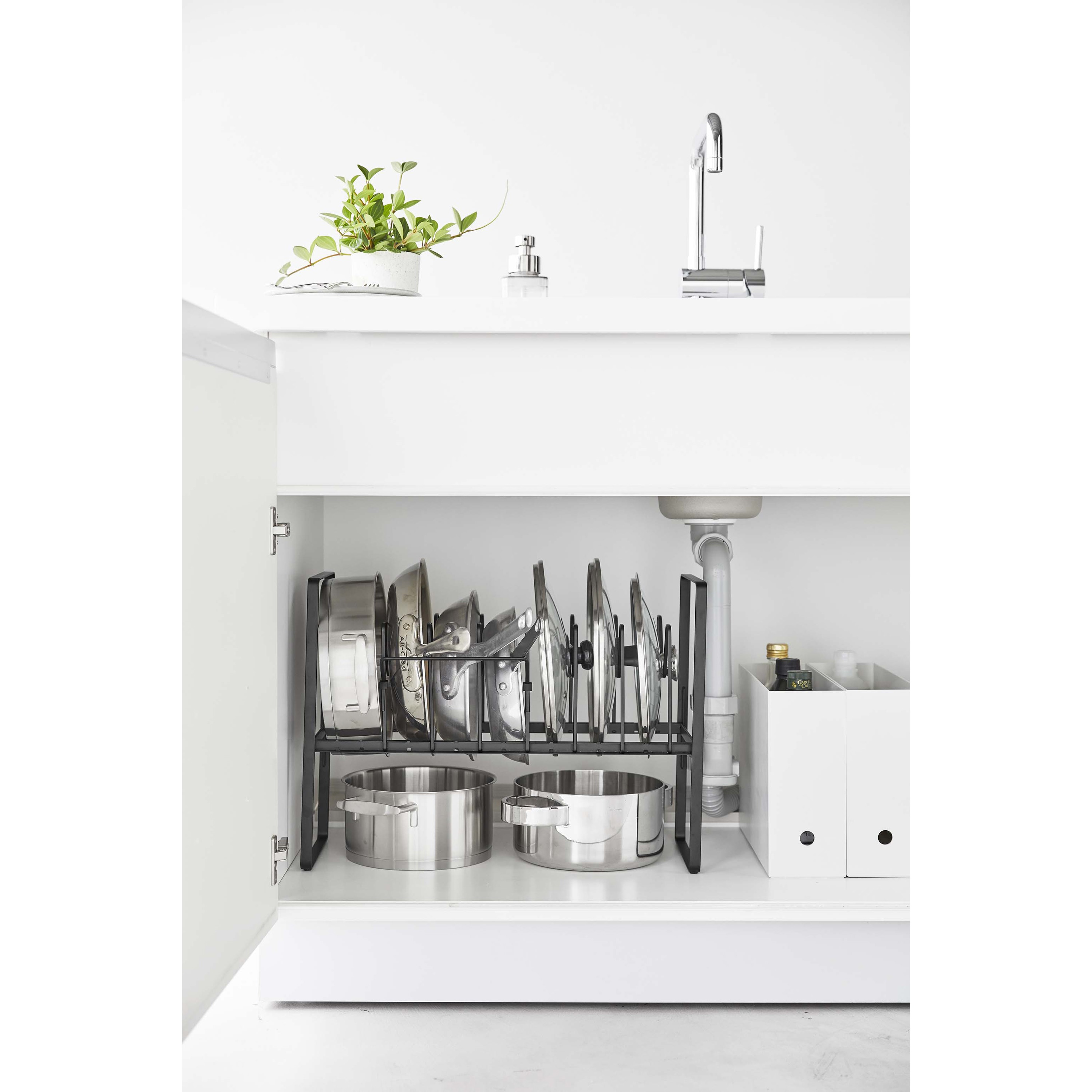 鋳物鍋も置ける観音扉に便利なコンロ下スライドラック シンク下収納 コンロ下収納 通販のベルメゾンネット