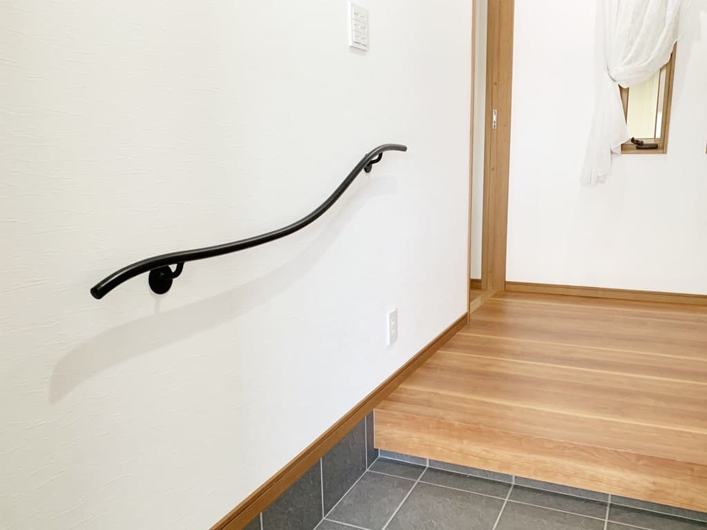 アイアン玄関ロング手すり床から天井まで伸びる 玄関ロング手すり。 住宅に合わせて お好みの長さでお作りします。 ブラケットはぽってりとかわいいAタイプと すっきりシャープなBタイプの 2パターンをご用意しております。 お客様が設置後の写真を 送ってください