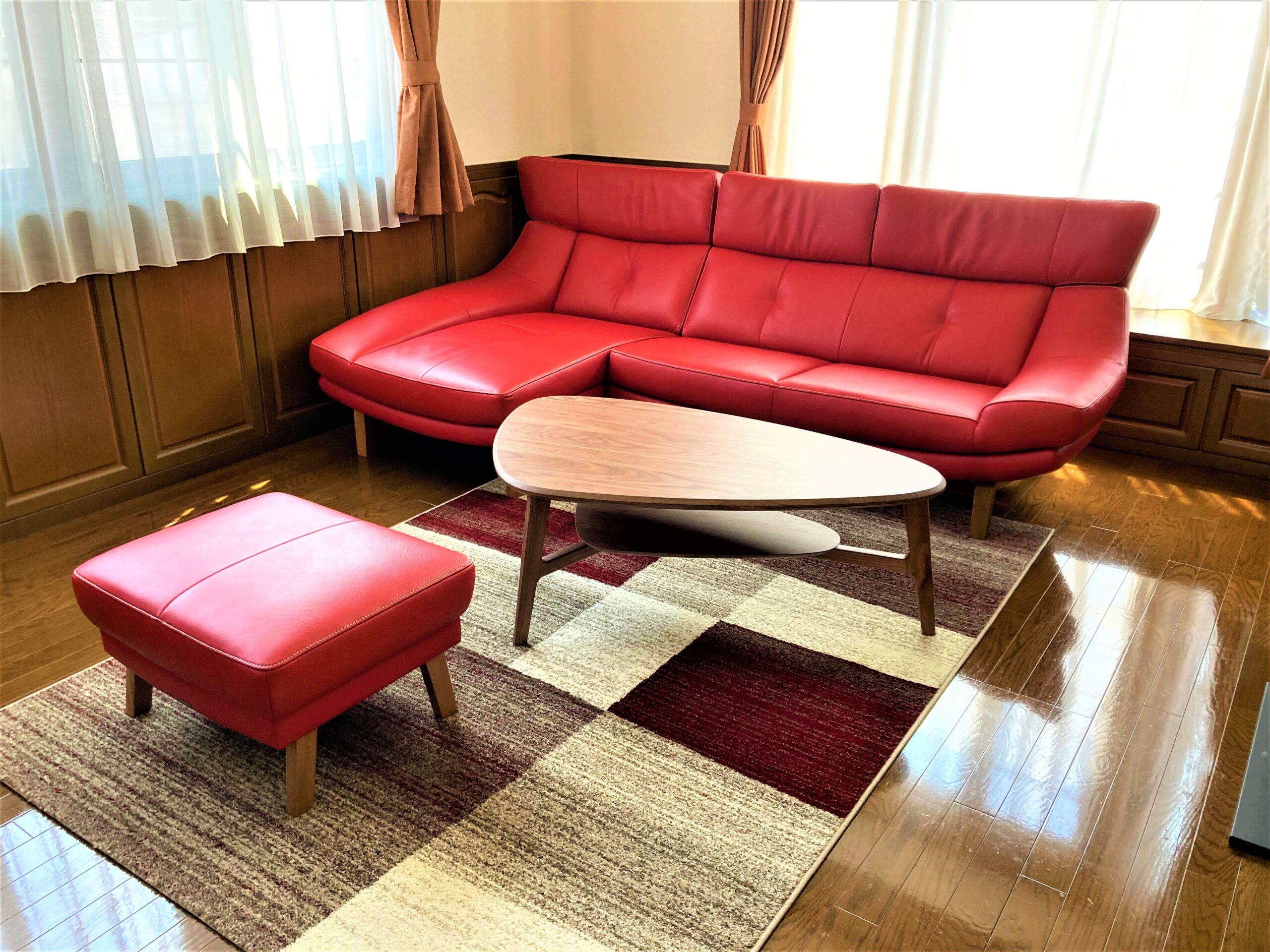 40 赤いソファが新鮮です。 – カリモクグループ エーアイディ