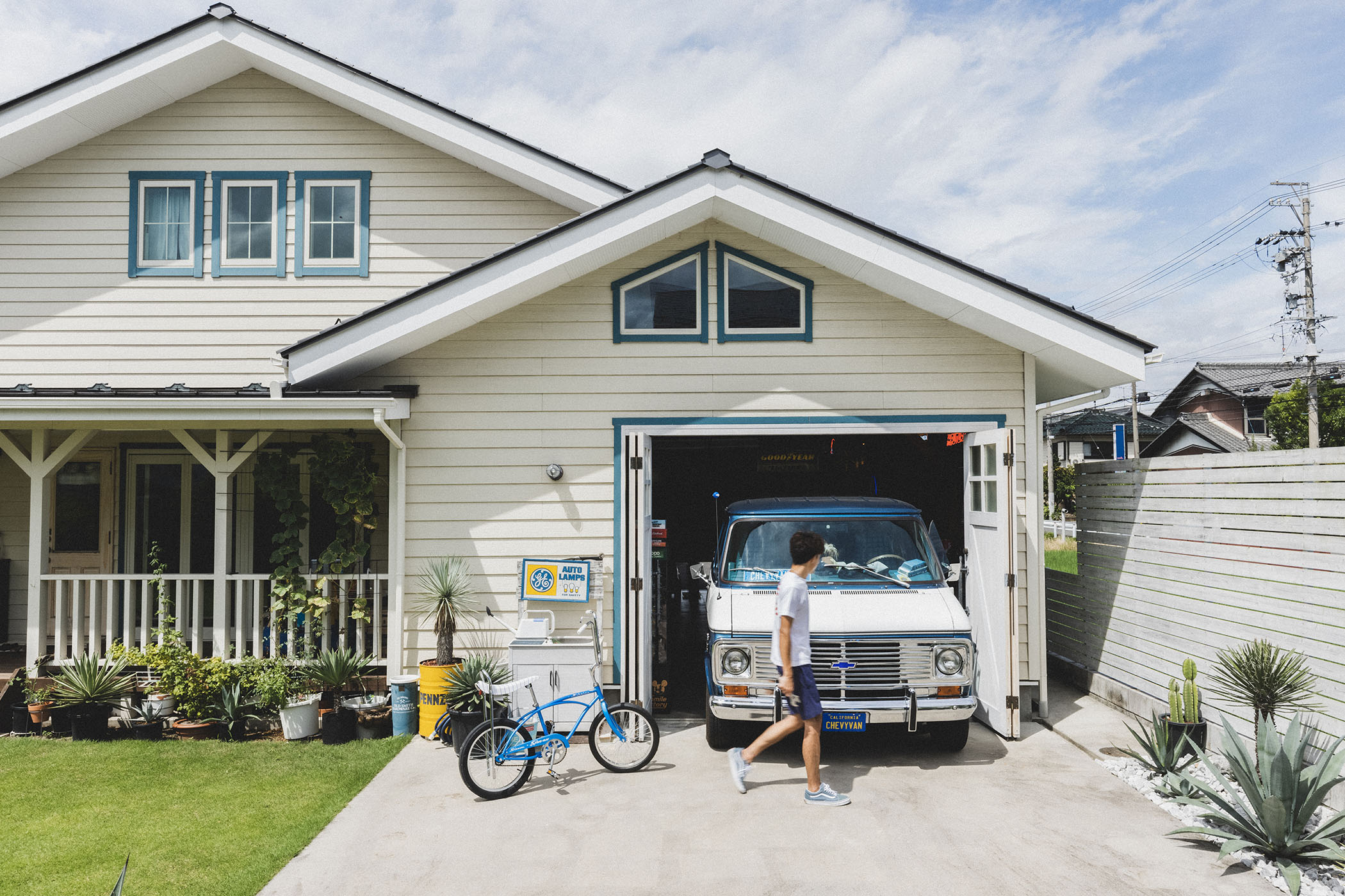 インナーガレージのある平屋のカリフォルニアスタイル - New House - 施工事例 - 滋賀でデザイン・性能・コストのベストバランスを追求した注文 住宅ならグラッソ