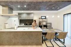 下がり天井を活かしたアクセントクロス - 事例写真「光と開放感の家」注文住宅のハウスネットギャラリ