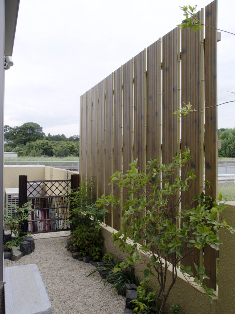 庭の目隠し方法！フェンスや植物でおしゃれな庭にするコツとは？🍀GreenSnap グリーンスナップ