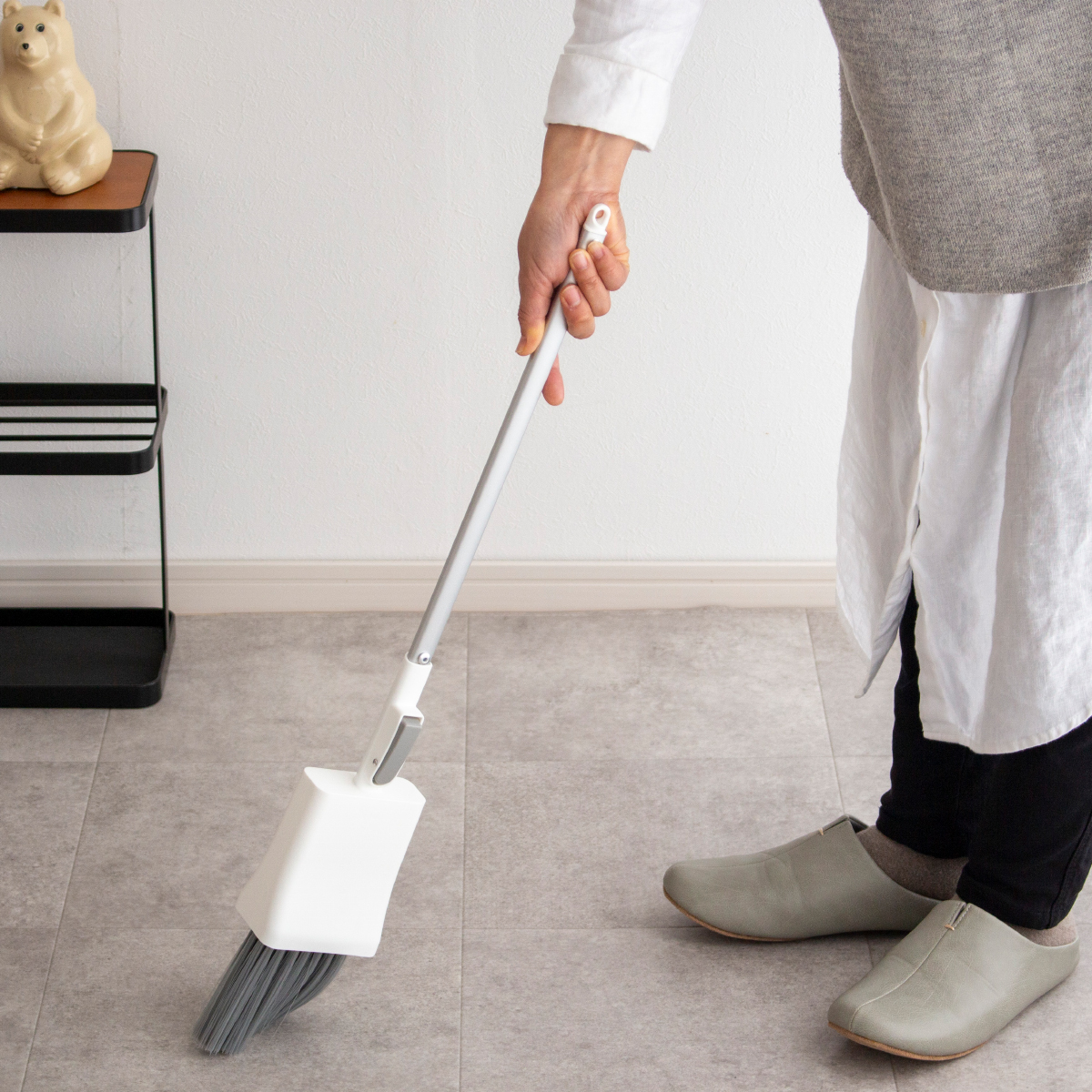 ほうき 全長67cm 立つホウキ STAND フリースタンディングブルームS立つほうき 自立 ホウキ 玄関 掃除 屋外 屋内 ベランダコンパクト 収納 箒 カバー 一体型 スリム 省スペース シンプル3980円以上送料無料お弁当グッズのカラフルボックス