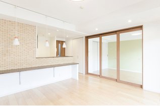 プリーツスクリーンの間仕切りでリビング続きの和室を有効活用！RESTA