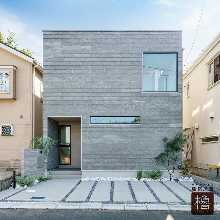 道路側は窓のない外観デザイン。 無機質な印象を与え近未来的な雰囲気。 しっかりプライバシーを守ってます。 * ☞more@kisetsu6644. *kisetsuhousedesignmodernhomemoderndesignjapanesehouseroomdesign外観設計事務所施工例住宅デザインモダン