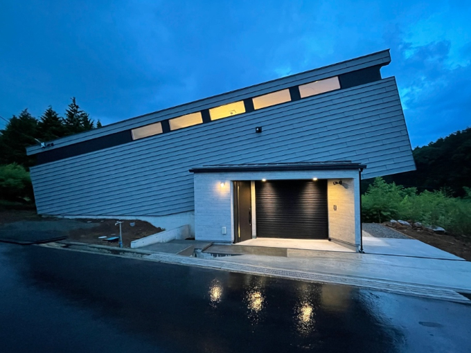 宮津市 S様 自分でいうのもなんですけど、おしゃれな家だなって思いながら過ごしてます 京都府宮津市お客様インタビュー大阪・兵庫・京都・滋賀・宮津市で新築一戸建てならアーキホームリビング土間×鉄骨階段×吹き抜け！オーシャンビューの都会的インナー