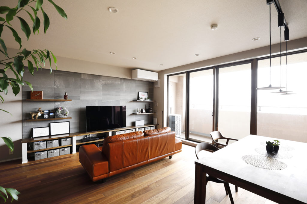 タイル壁がおしゃれなリビングリノベ事例♪内装にタイルを使うメリット・デメリット中古マンション・戸建てリノベーション＆リフォーム