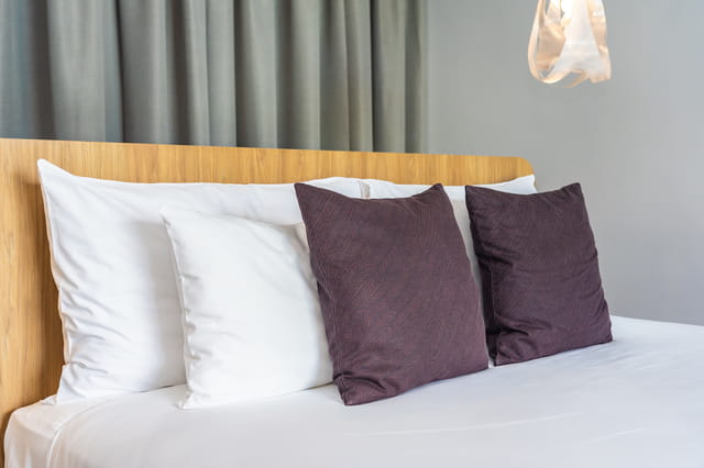 ヘッドボードにはコンセントと小物入れ。便利でした。 : image de Mitsui Garden Hotel Sapporo -Tripadvisor