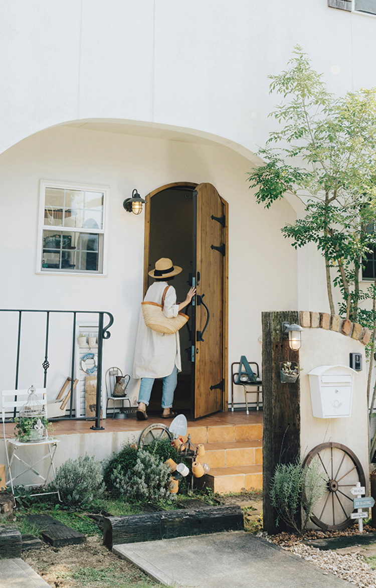 両開きの欧風調玄関ドアです。オシャレなYKKAPの「ドアリモ」断熱タイプに交換工事いたしました。 神奈川県 鎌倉市 MADOショップ 公式サイト