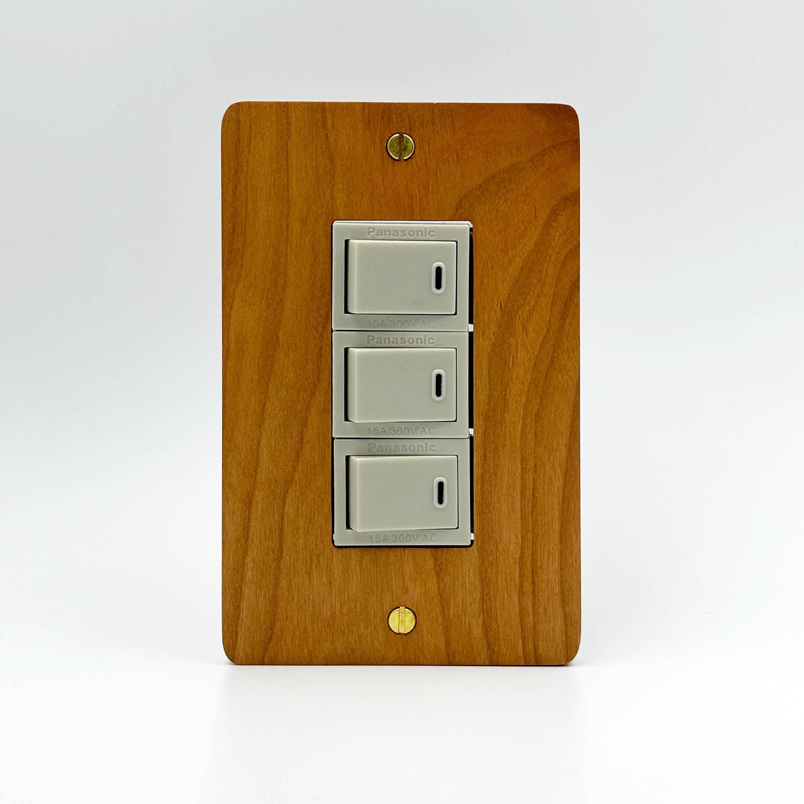 Amazon.co.jp: BiHeimdallr 天然木 コンセントカバー 木製 スイッチカバー 電気 スイッチプレート オシャレ 壁 スイッチ3口 BSC00003 : DIY・工具・ガーデン