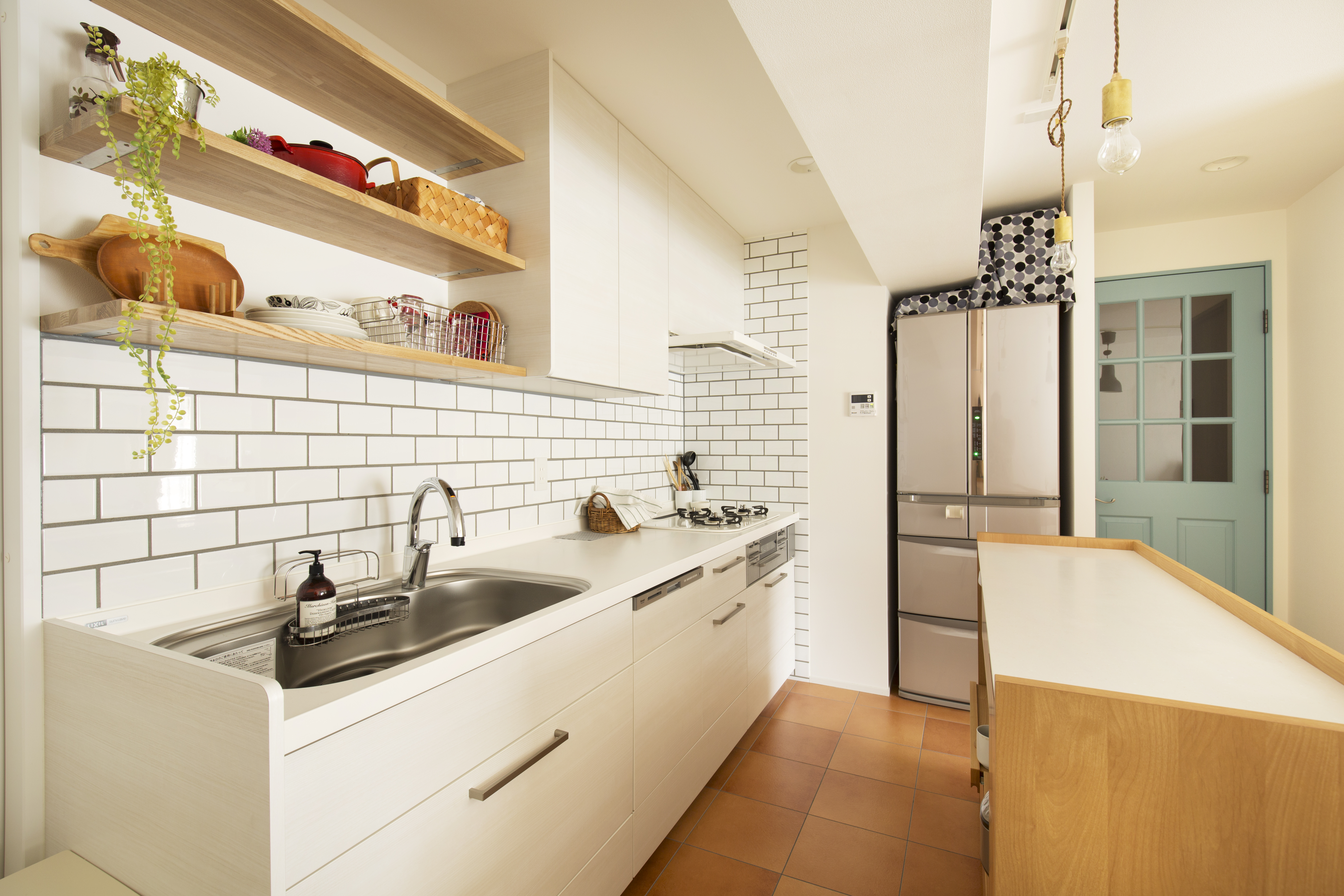 キッチン1 色と遊び心ありの18帖リビング- キッチン事例SUVACO スバコ
