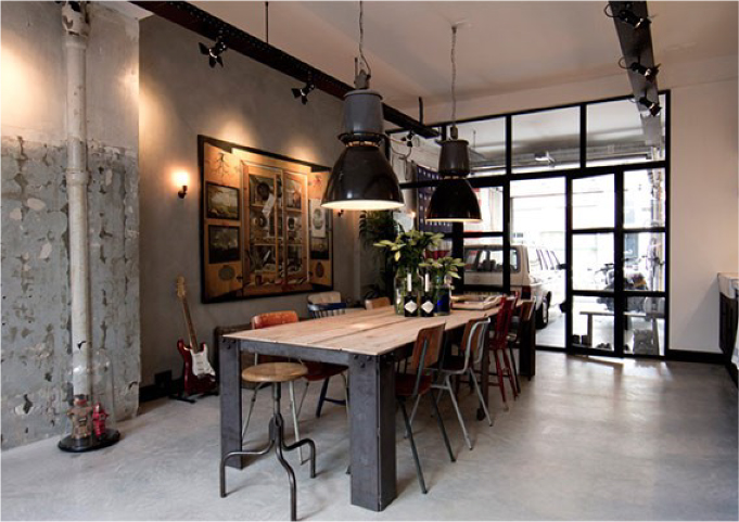 打ちっぱなしコンクリートと数々のアンティーク。無機質空間での実験のような暮らし。観葉植物・お花の通販 AND PLANTSアンドプランツ