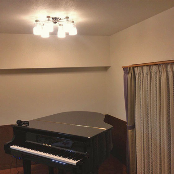 インテリアに馴染むデザインのアップライトピアノ🕊️コンパクトなサイズながら、自然な響きと高品質の音、そして高い耐久性を実現したbシリーズ。ナチュラルなホワイトがかわいらしい『b113PWH』は、お部屋を明るく彩ります🫶🏻 お部屋の家具とのコーディネートをお