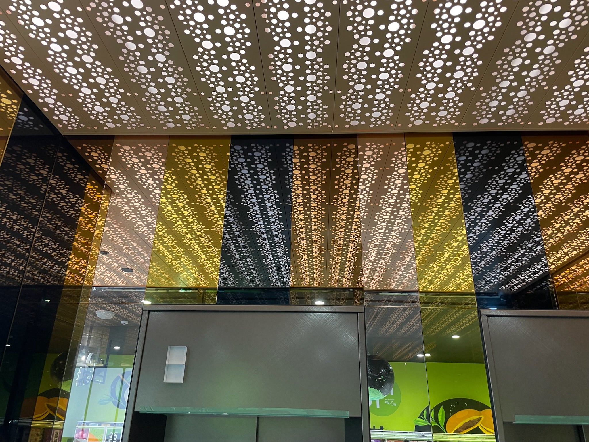 天井パネル 穴あき音響天井ボード 吊り下げデザイン アルミバッフルチューブ - 中国 耐火性天井、アルミニウム製角管、角管天井、金属製天井