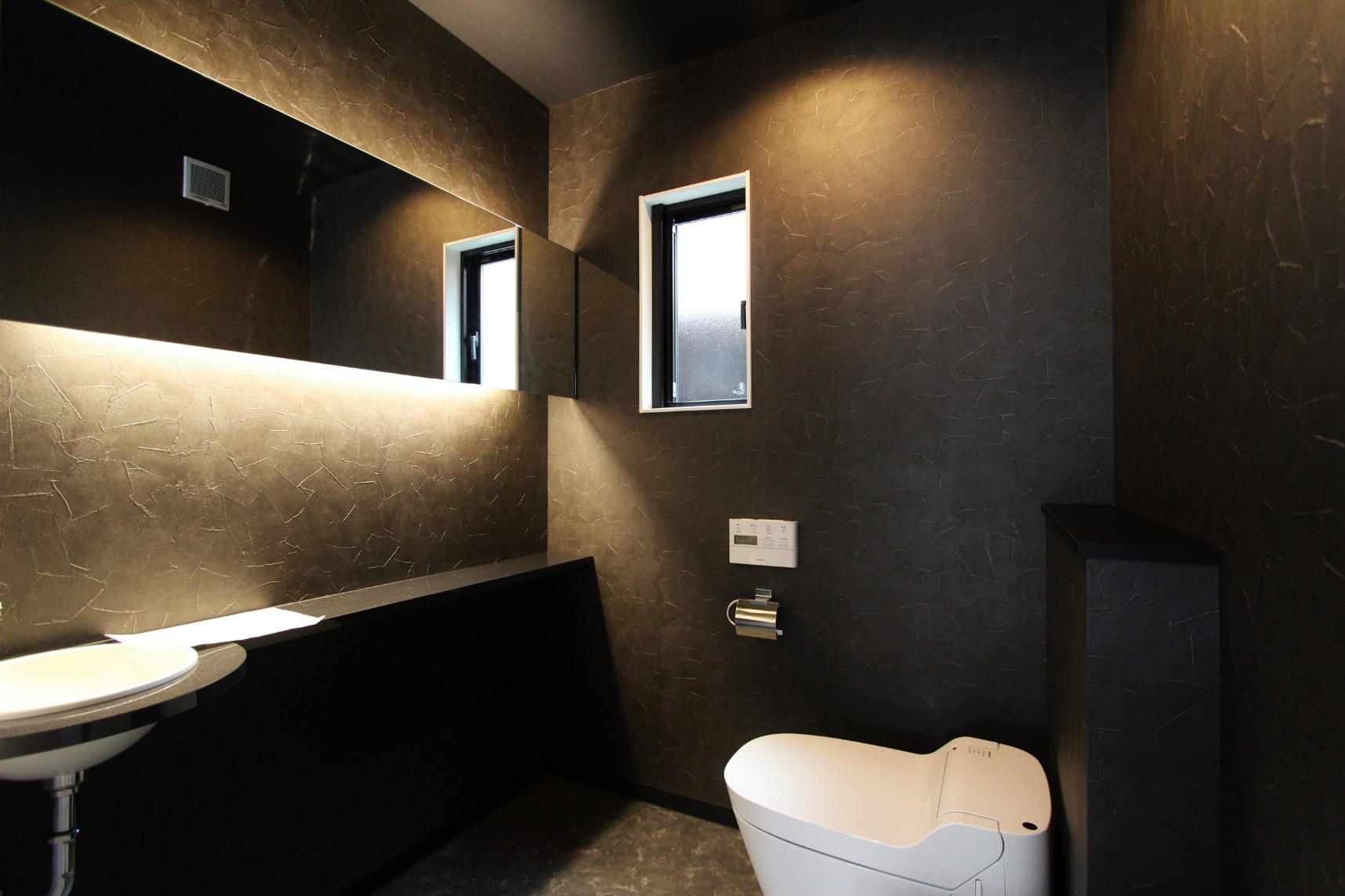 大胆な柄をアクセントに！深海がテーマのトイレ輸入壁紙 クロス のテシード