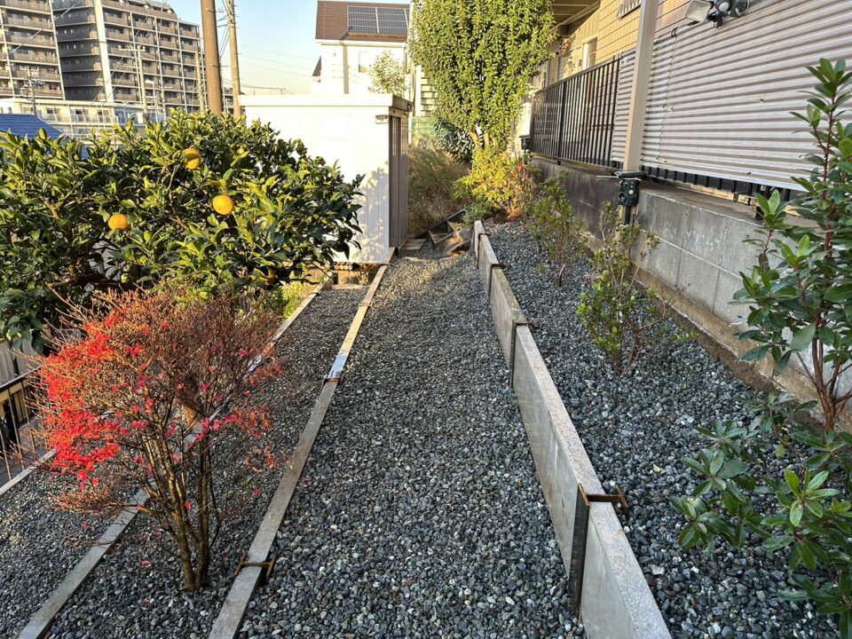 傾斜のお庭に高台テラスの完成。ゆくゆくは畑をするため、サイドにオーダー階段を造作 横浜市神奈川区 傾斜地 ハイデッキ-ガーデンハーツ株式会社横浜のウッドデッキ専門施工会社