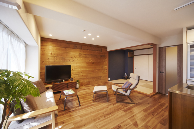 ネイビー色のアクセントクロスと、温かみのある木目床が洗練された空間の屋根裏風の子供部屋 -事例写真「箱で勝負。L型旗竿敷地に建つ、高級キッチンからできたデザイン住宅」注文住宅のハウスネットギャラリ