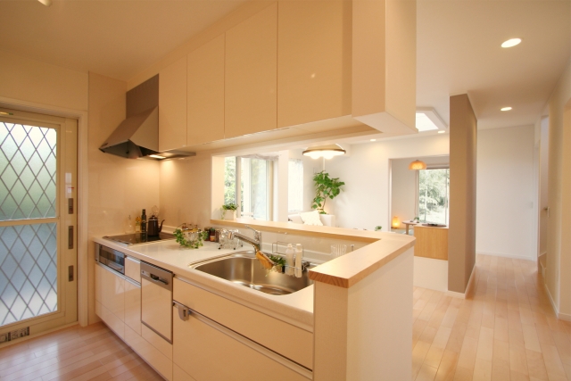 キッチンの吊り戸棚なしは後悔必至？カップボードで差がつく収納法