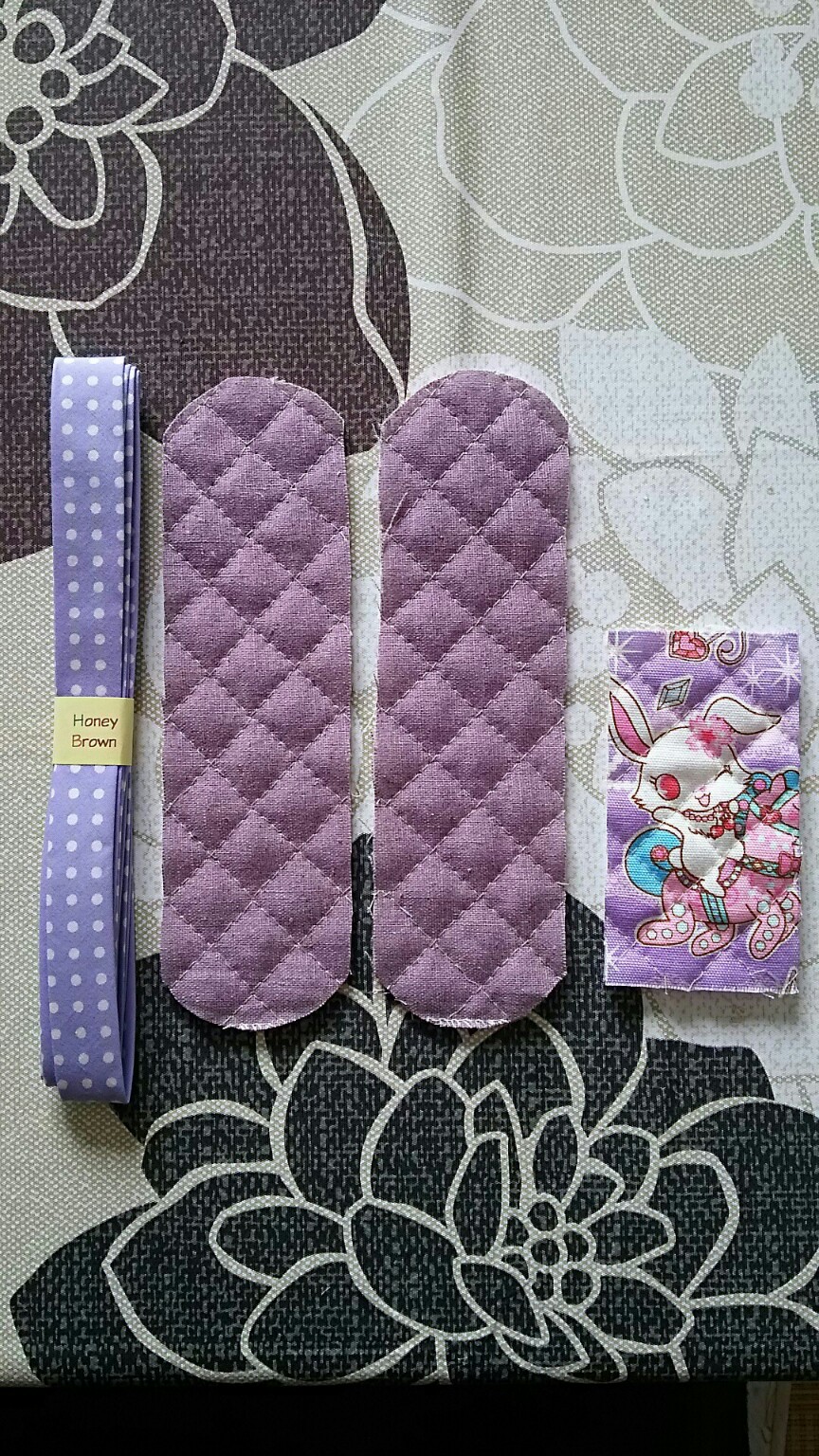 型紙不要！水筒の肩ひもに優しいカバーを付けよう, 何にでも優しさは必要です😊,こども用の水筒の肩ひもに、キルティング おすすめ 生地であたりの柔らかいカバーを付けましょう。,これからの時期、遠足やハイキングに大活躍の水筒ショルダーカバーです。, A5サイズ強のハギレ生地で作れますよ。,こちらは過去にサイトでご紹介した無料レシピnunocotofabricのソーイングレシピ