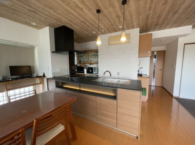 琉球畳がリビングと調和する和モダン和室 施工事例：和室リフォーム 芦屋市のリフォームはナサホーム