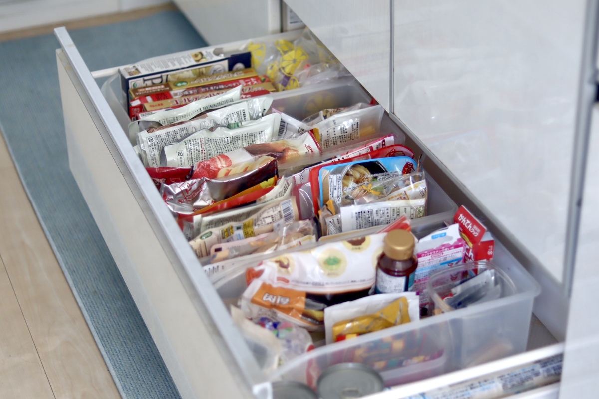 たくさんのストック品はこうして収納！持ち物量も把握しやすいアイデア RoomClip mag