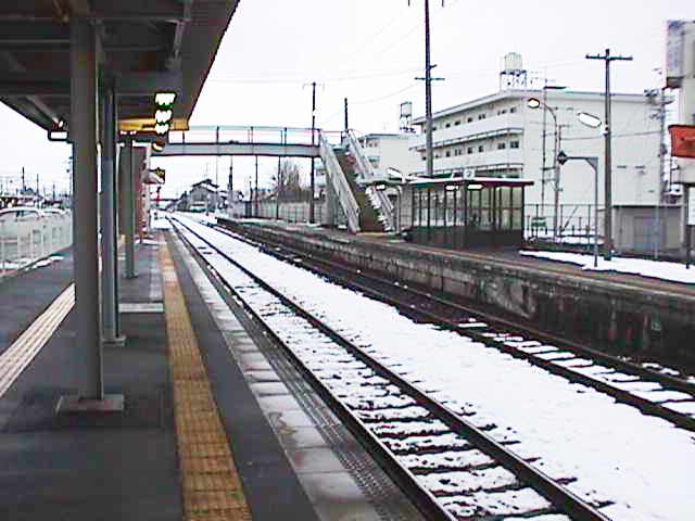 ホームから線路に車が転落 岐阜・JR高山線那加駅 | 毎日新聞