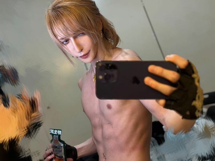 写真](3ページ目)「乳首、好きなんですよ。でも尊敬するGACKTさんが…」超美形ギタリストMiA（32）が「乳首を切除した」“本当の理由”【写真あり】  | 文春オンライン